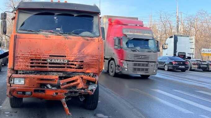 Три пассажира автобуса погибли при столкновении с КамАЗом в российском городе