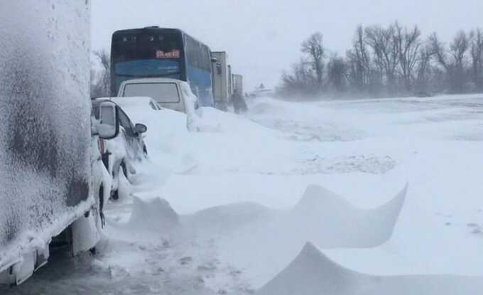 Беременную девушку удалось вытащить из снежного плена на трассе «Дон» в Ростовской области