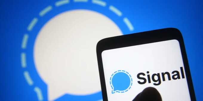 Чиновники Белого дома использовали менее защищённую версию Signal