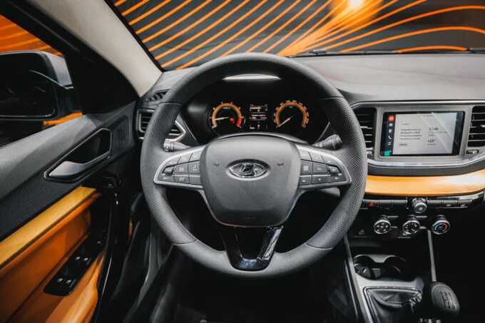 У Lada Vesta руль заблокировался в процессе движения