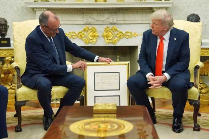 Канцлер Германии Фридрих Мерц передал Трампу свидетельство о рождении его деда
